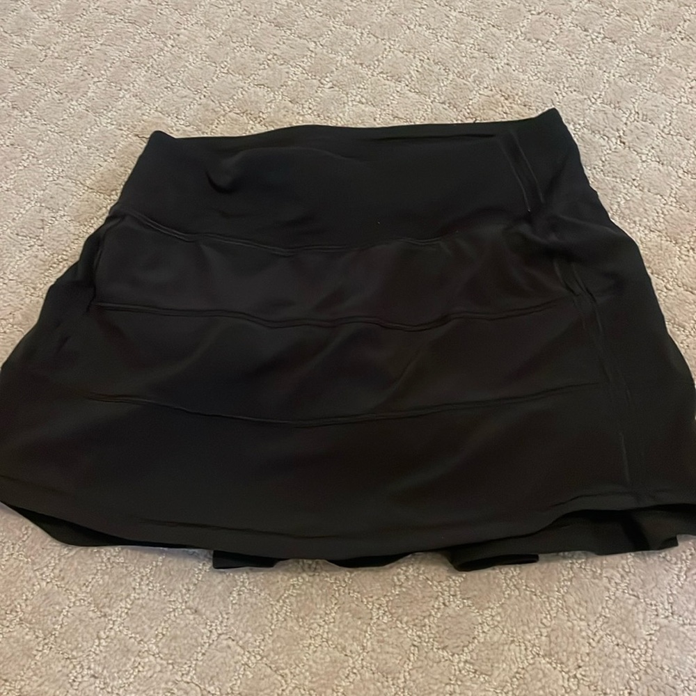 Lululemon black skirt pace rival